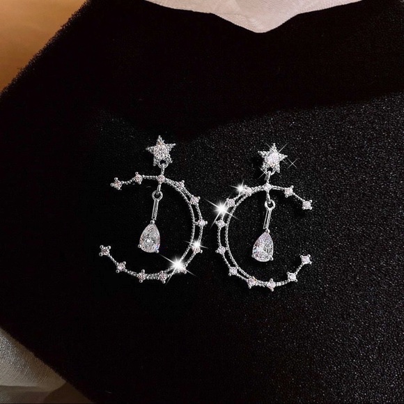 2/$20! Silver Crystal Star & Moon Earrings - Picture 3 of 10